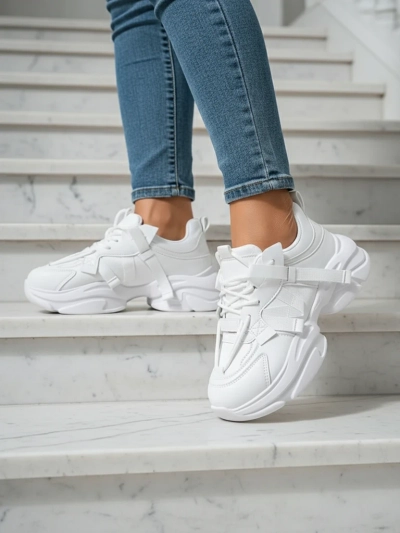 Sneakers od Giulia Bella z platformą w kolorze białym