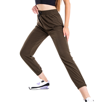 Zaļas sieviešu sporta bikses ar uzrakstu - Apģērbs