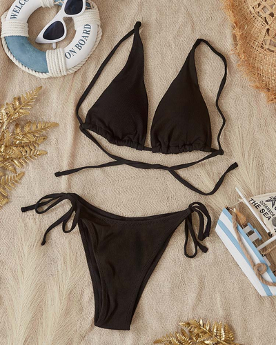 Divdaļīgs sieviešu peldkostīms ar melnu rievotu apakšveļu