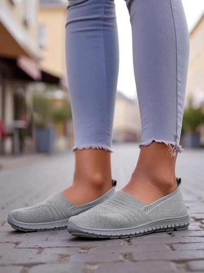 Royalfashion Sieviešu sporta apavi, kas uzvelkami. Mega ērtie sieviešu sporta apavi ar platu zoli. Augšdaļa un zolīte izgatavotas no auduma materiāla. Ideāli sportiskai apģērbu izvēlei aktīvam dzīvesv