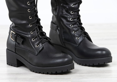 Czarne kozaki stylizowane glanami - Obuwie