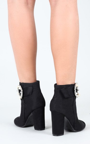 Czarne botki na wyższym słupku z ozdobą Emmaline- Obuwie