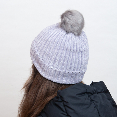 Серый утепленный бини с белыми полосками и помпоном - Аксессуары
