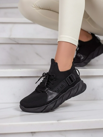 Esmeralda Melnas Kedas uz Zema Papēža