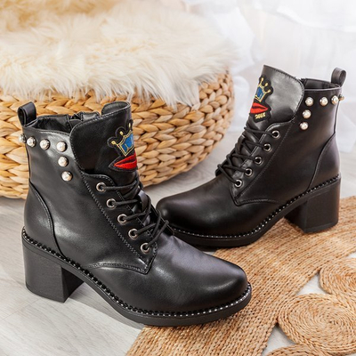 Czarne botki na wyższym słupku z naszywkami Nevadinas - Obuwie