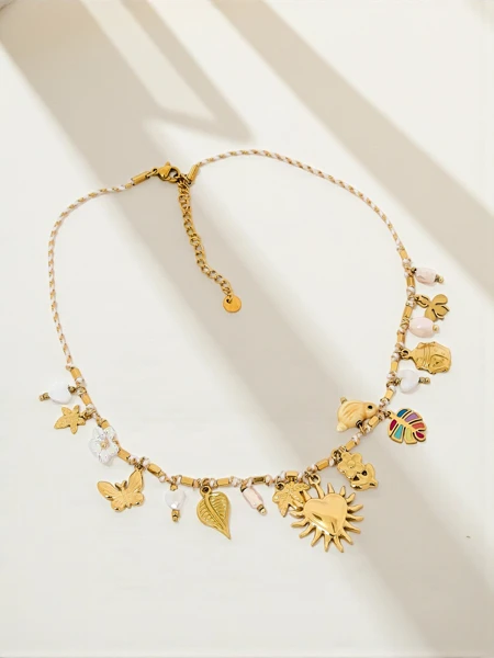 Aurelia Charis kaklarota ar zelta kuloniem boho stilā