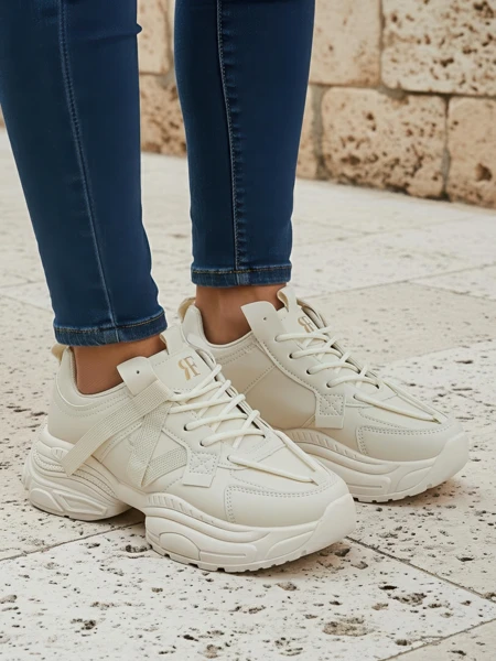 Smėlio spalvos moteriški sportbačiai Platina Roma plokščiu kulnu, eko oda, 5 cm