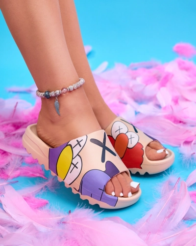 Bēšas gumijas sieviešu čības ar Pfizz apdruku - Apavi