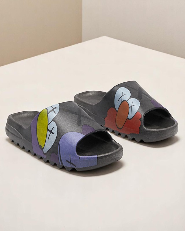 Melnas gumijas sieviešu čības ar Pfizz apdruku - Apavi