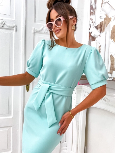 Royalfashion ceļgala garuma sieviešu kleita ar pūkainām īsām piedurknēm un jostu