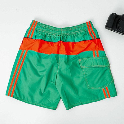 Зеленые мужские шорты с оранжевыми вставками