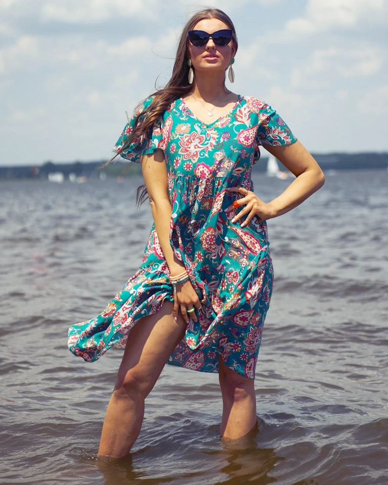 Royalfashion Zaļa sieviešu kleita ar krāsainu ziedu rakstu