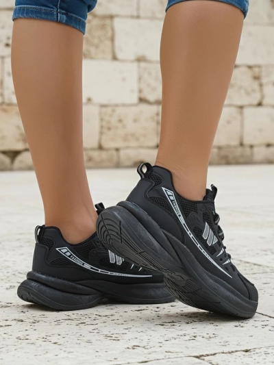 Športni ženski čevlji Royalfashion Hypatia črni s plosko peto 5 cm