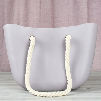 Różowo-beżowa torba typu shopper ze słomki - Torebki