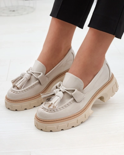 Bēšas krāsas lakotas sieviešu mokasīnas ar pušķiem Kaipo- Footwear