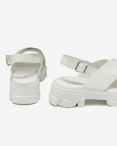 OUTLET Baltas sieviešu sandales uz biezas zoles no Denidas - Footwear