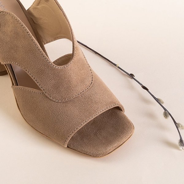OUTLET Gaiši brūnas sieviešu sandales uz Biserka staba - Apavi