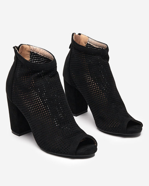 OUTLET Sieviešu melnas ažūra sandales uz Essgo-Footwear staba